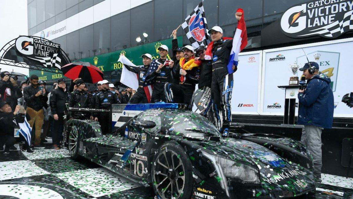 Alonso y su equipo celebran el triunfo en Daytona