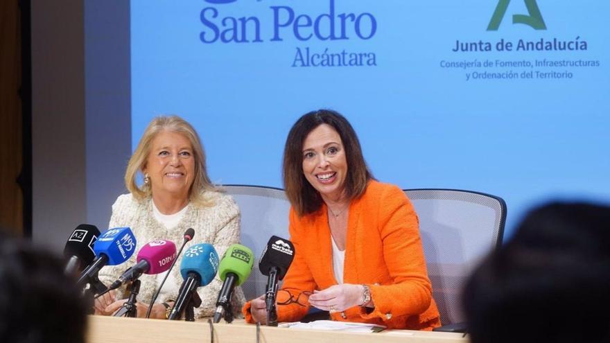 La consejera andaluza de Fomento, Rocío Díaz, y la alcaldesa, ayer, en la firma del convenio del proyecto.