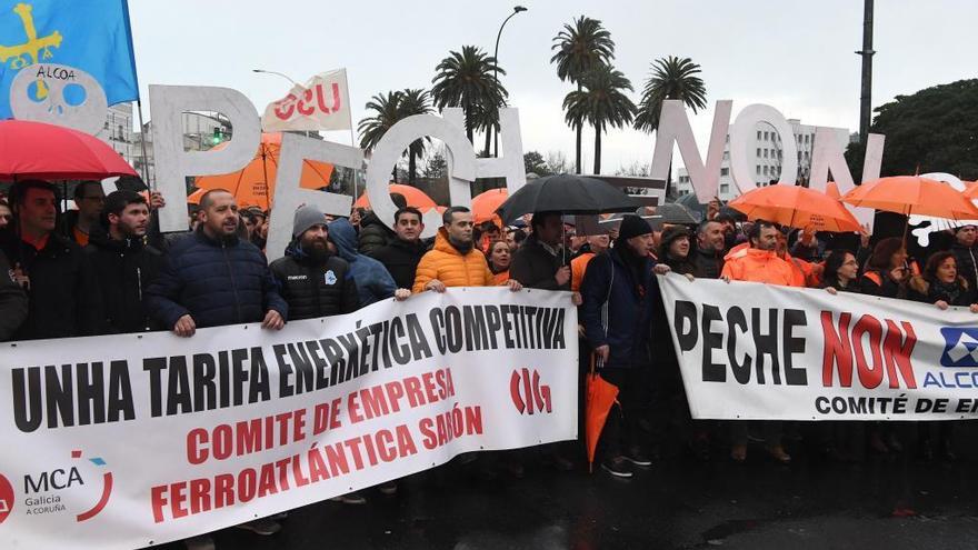 Concentración de trabajadores de Alcoa ante la delegación del Gobierno.