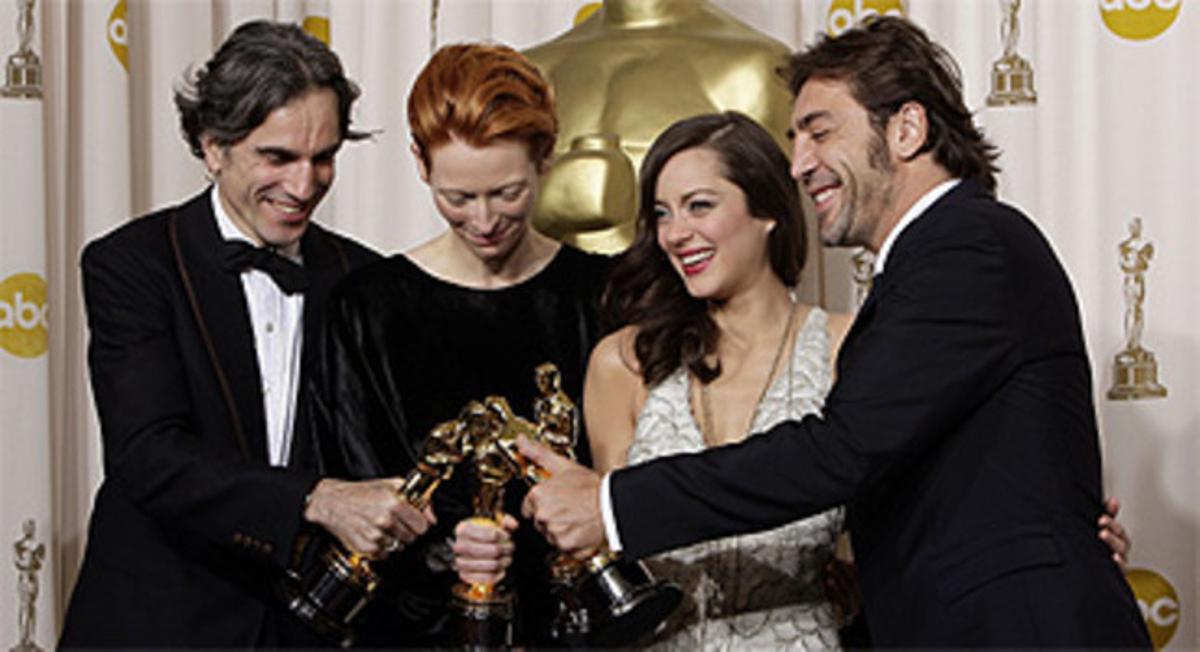 Daniel Day-Lewis, Tilda Swinton, Marion Cotillard i Javier Bardem posen amb els Oscars d’interpretació. Daniel Day-Lewis, Tilda Swinton, Marion Cotillard i Javier Bardem posen amb els Oscars d’interpretació.