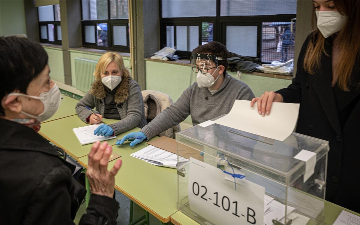 Una mujer realiza su voto en las mesas electorales de la Escola industrial.  