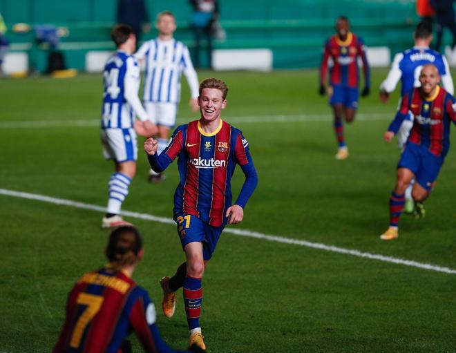 Frenkie de Jong celebra su gol durante la primera semifinal de la Supercopa de España de fútbol que se disputa en el Nuevo Arcángel, en Córdoba