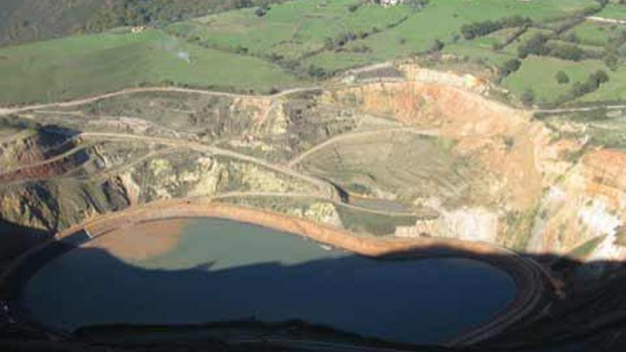 La balsa de cianuro de la mina de oro del valle de Boinás, en Belmonte de Miranda.