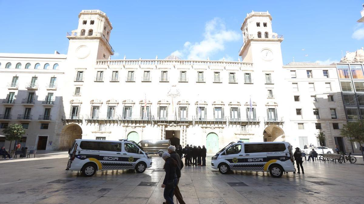 Los vehículos, en la plaza del Ayuntamiento de Alicante