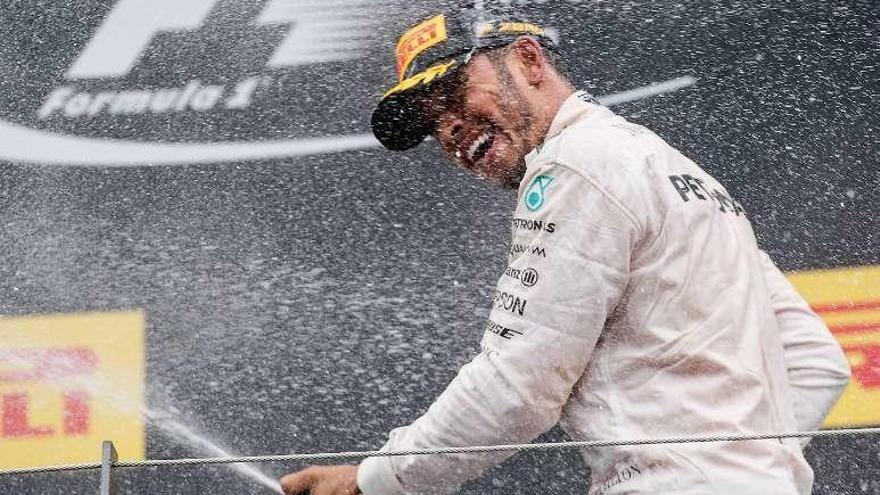 Hamilton celebra su victoria en el podio.