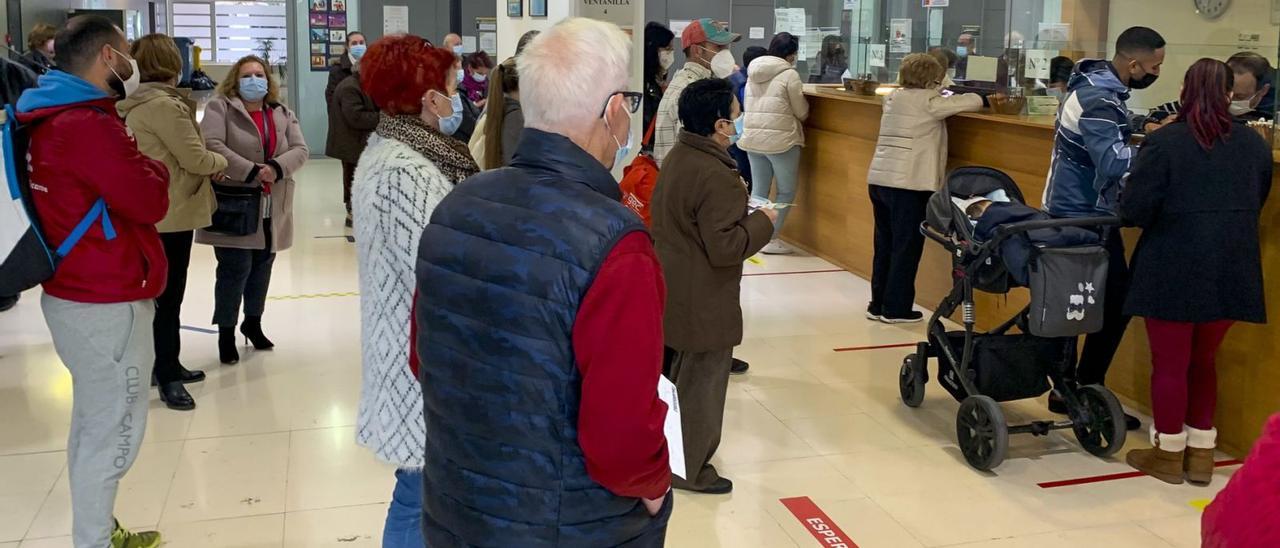 Pacientes en el hall de un centro de salud