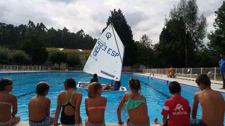 Niños del Mercantil en su acercamiento a la disciplina de la vela. // FDV