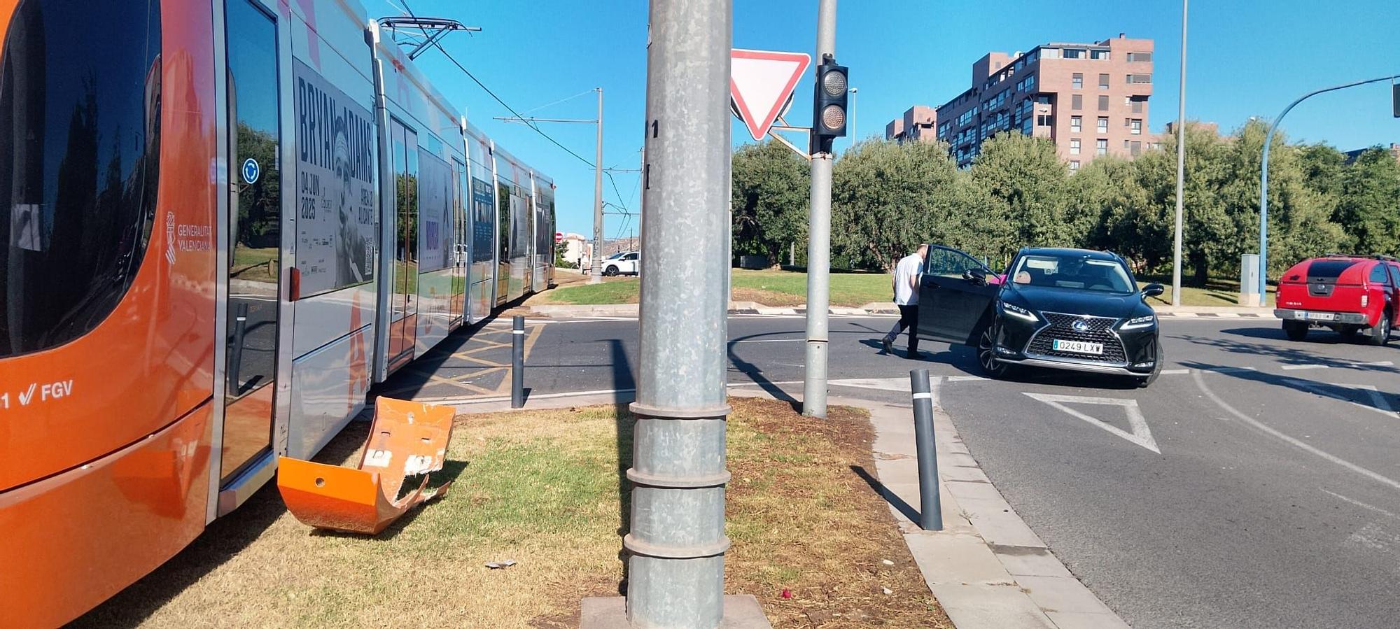 Colisión entre un vehículo y la Línea 4 del TRAM