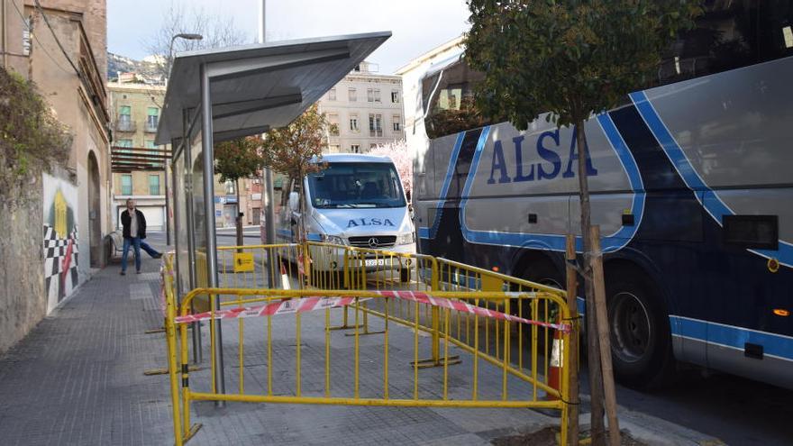 La marquesina que s&#039;ha d&#039;acabar, i al fons a l&#039;esquerra, les bigues on hi havia el voladís que una  ventada es va endur el 2015