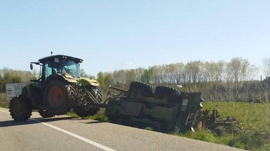 Un tractor accidentat a tocar d'un camp a Medinyà, foto d'arxiu