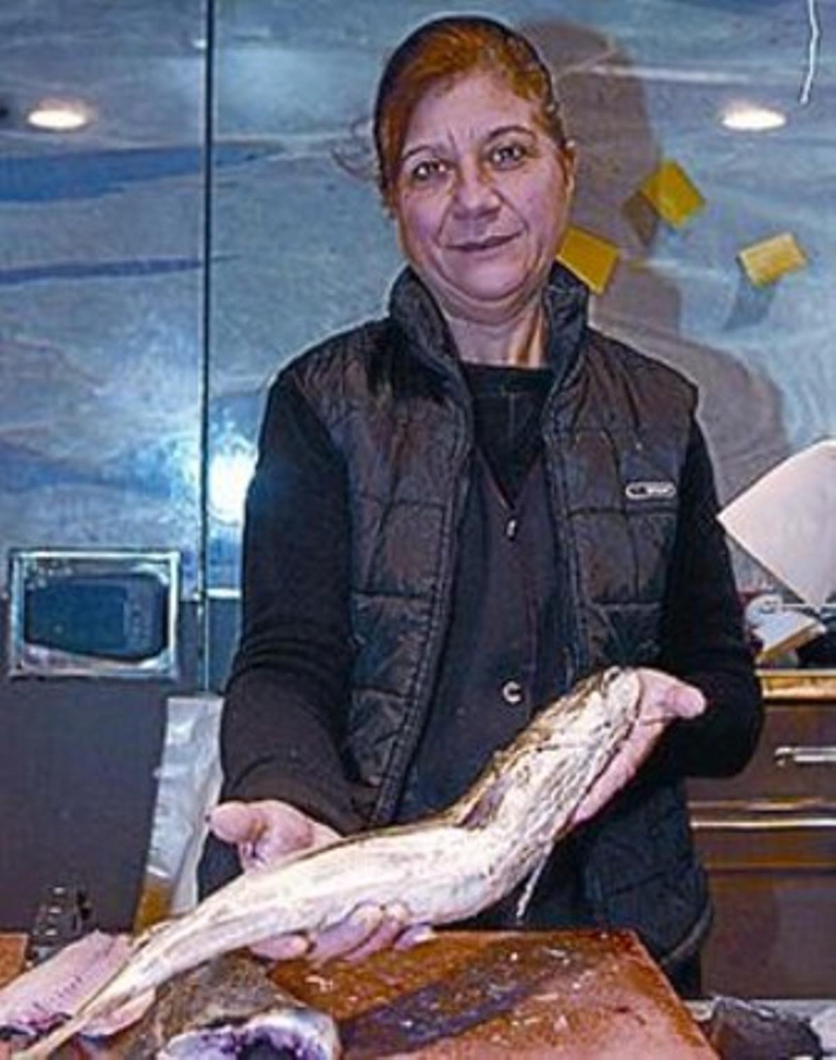 Paqui Marimon mostra un lluç a la seva parada. Paqui Marimon mostra un lluç a la seva parada.