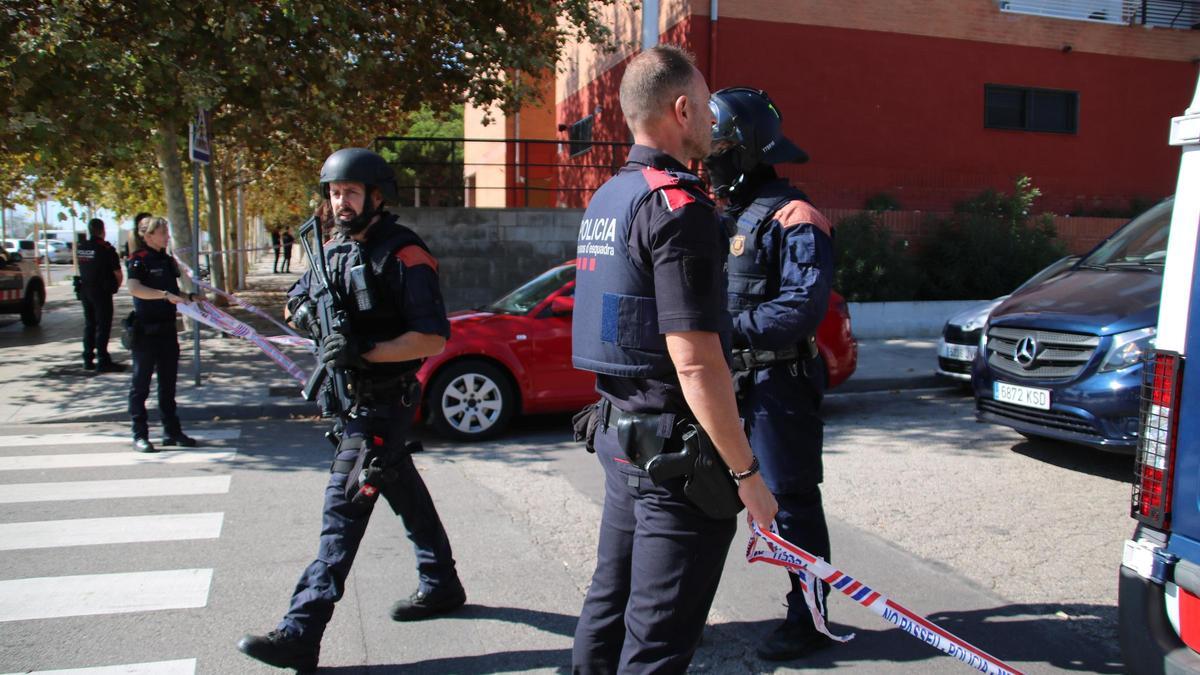 Agents dels Mossos a la zona acordonada pel tiroteig al barri tarragoní de Campclar