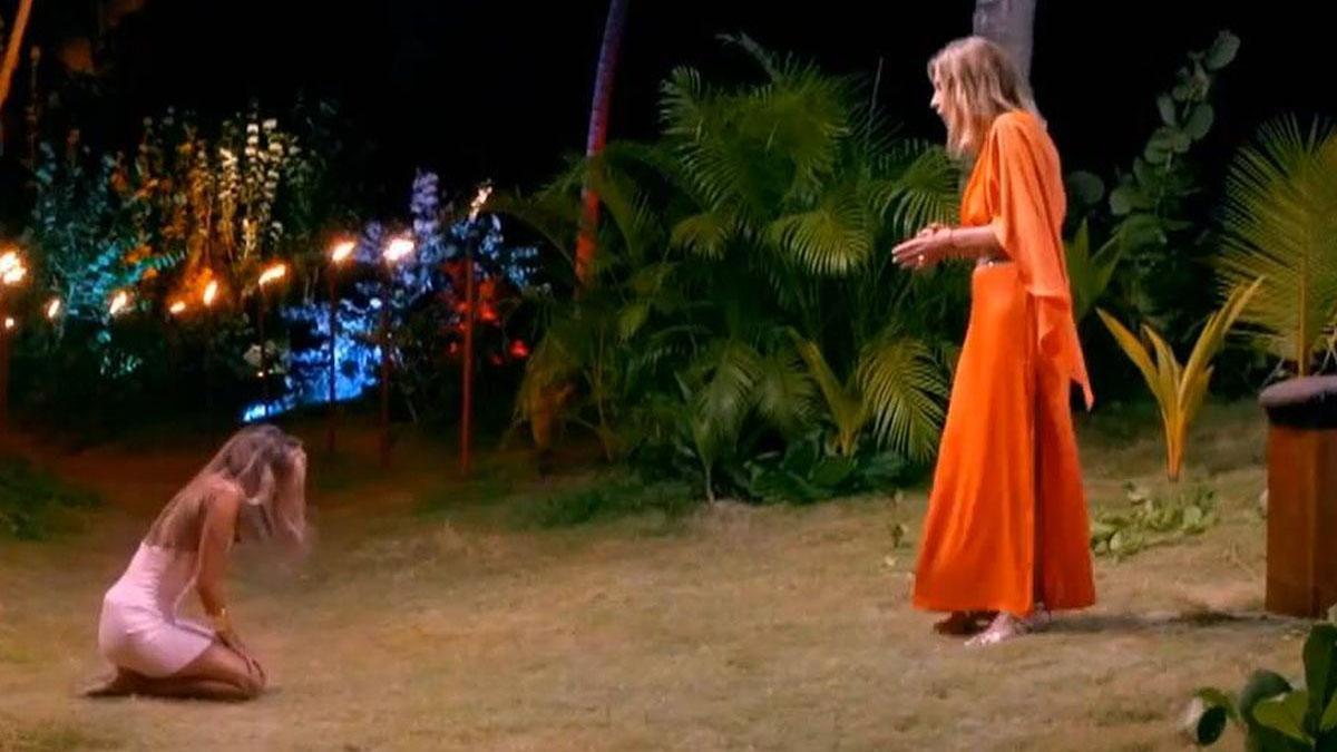 Sandra Barneda junto a una participante de 'La isla de las tentaciones 8'