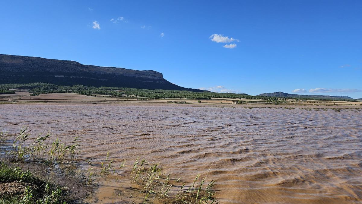 Laguna de San Benito, con agua, y Sierra del Mugrón.