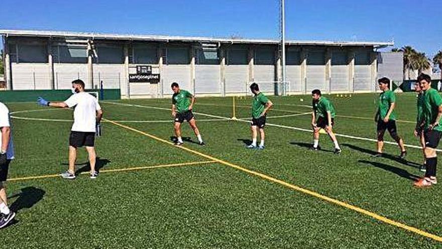 Imagen de un grupo de futbolistas del Sant Jordi dispuestos para entrenar este miércoles.