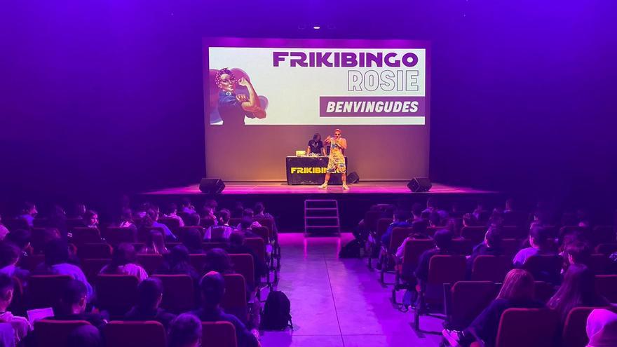 El Frikibingo Rosie torna a Sallent per fer reflexionar els joves sobre el sexisme en la música