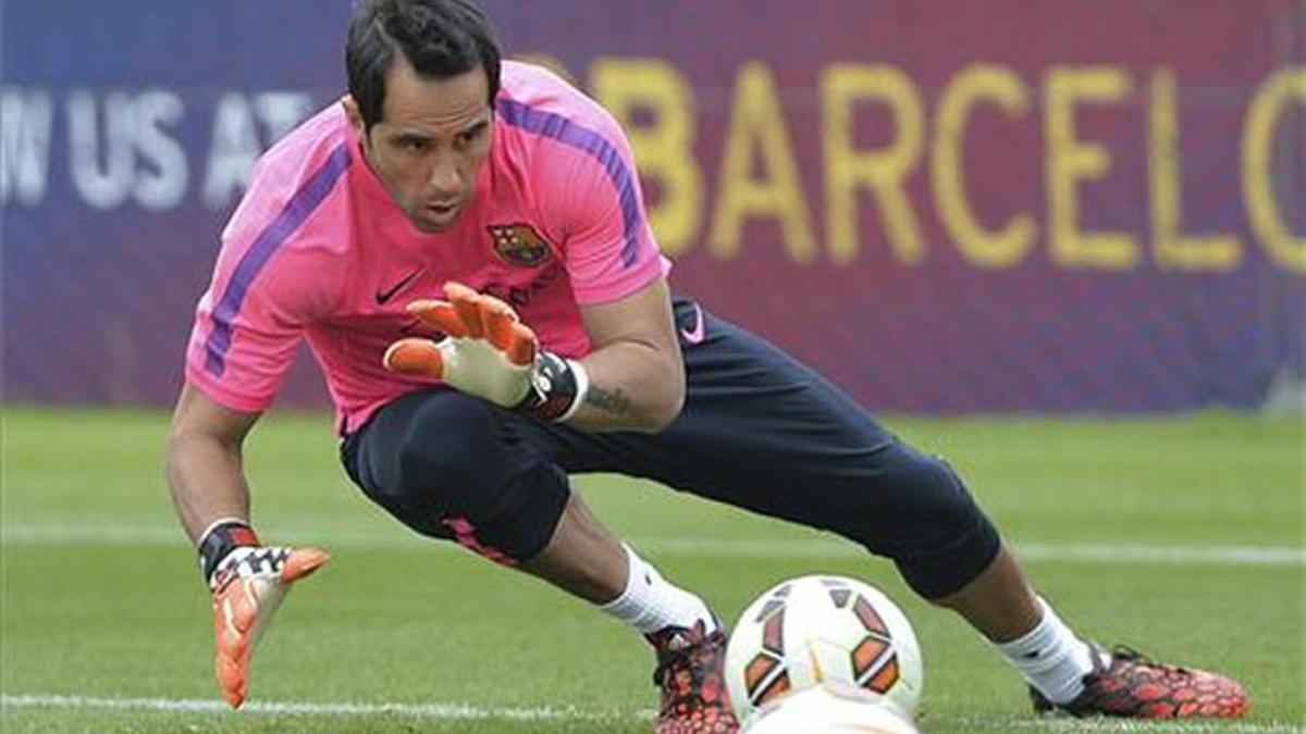 Claudio Bravo lucha por conseguir la titularidad