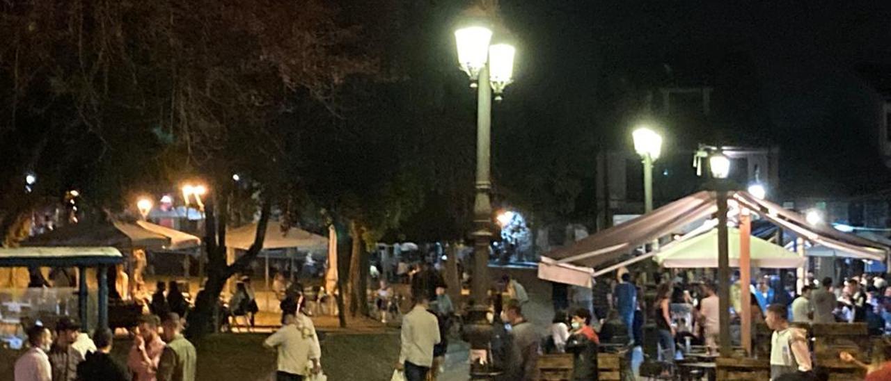 Jóvenes en un botellón en el parque del Carbayedo.