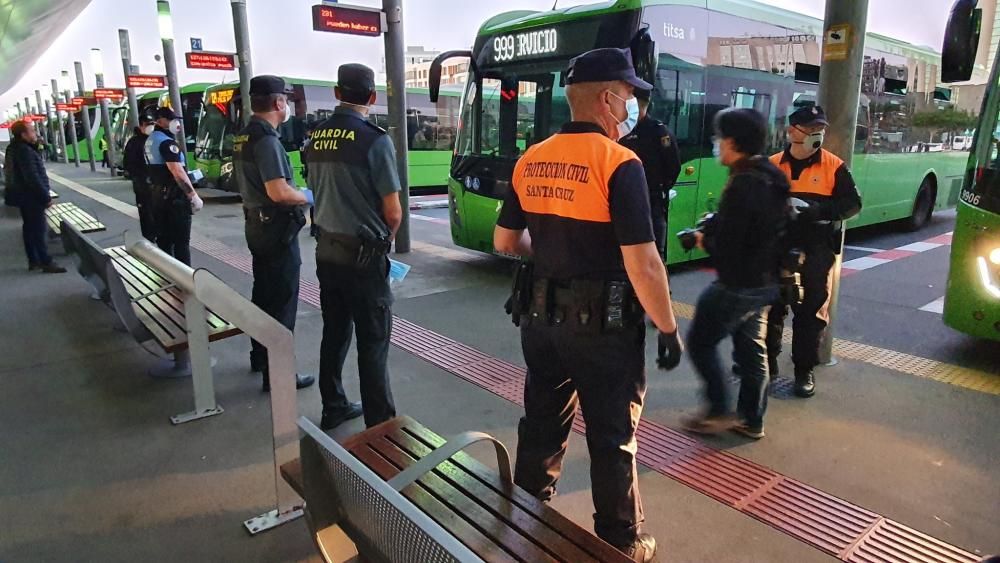 Reparto de mascarillas en el Intercambiador de Santa Cruz.