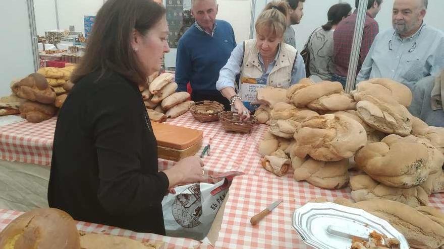 Paloma Gázquez, ayer, en uno de los puestos de la Feria del Salmón de Cornellana.