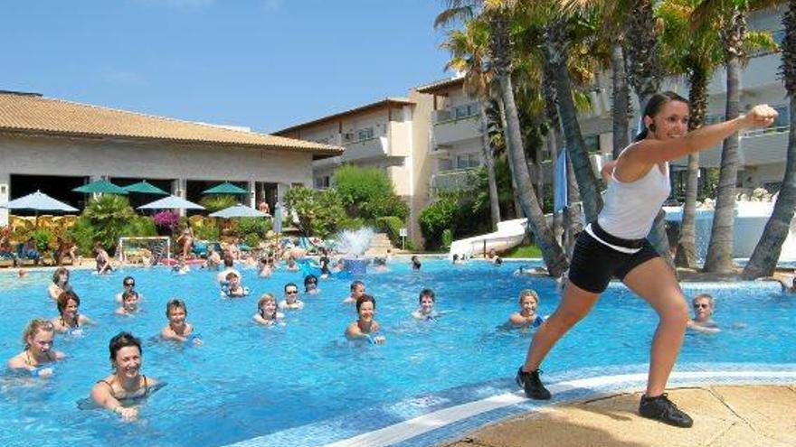 Animateurin beim Einsatz am Pool eines Hotels auf Mallorca.