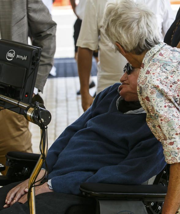 12/06/2016 CULTURA CIENCIA Llegada del físico Stephen Hawking al muelle de santa cruz en el crucero Britannia y  recibo por representantes del cabildo  puertos de tenerife y cámara de comercio para pasar un descanso en la isla y participar en el homenaje de STARMUS