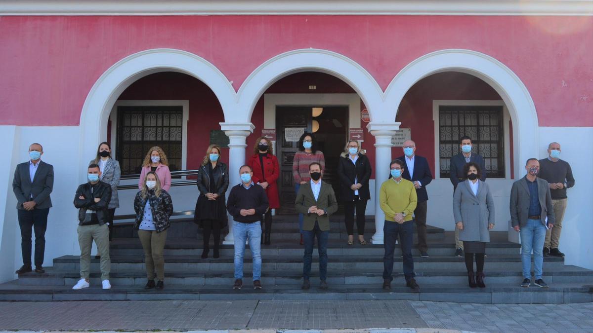 Foto de familia del sexto Consejo de Gobierno descentralizado en La Palma, que se celebró en el Ayuntamiento de El Paso.