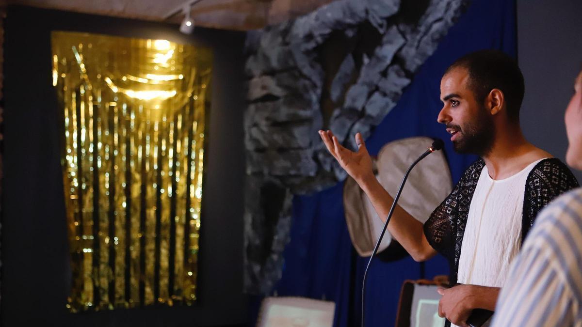 El artista zaragozano Alberto Monreal presentando 'Fugar vagar llegar' en La Casa de los Morlanes.