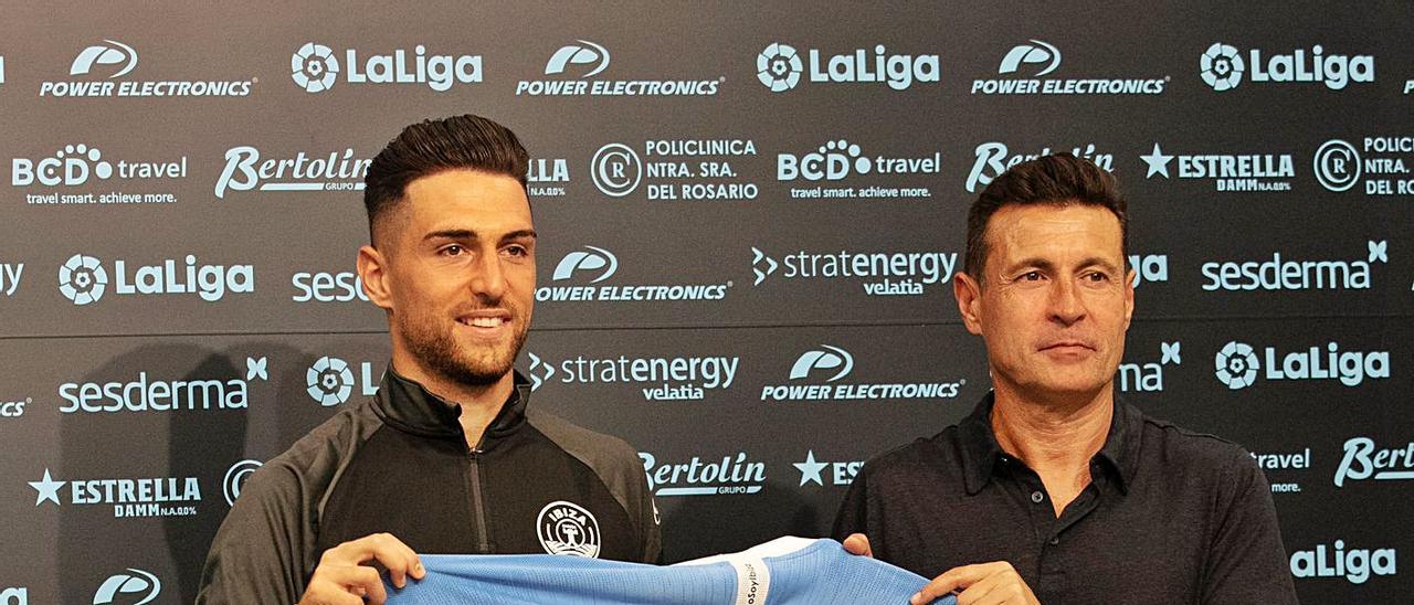 Juan Fernández ‘Ibiza’ posa con la camiseta de la UD Ibiza junto al presidente Amadeo Salvo. | VICENT MARÍ