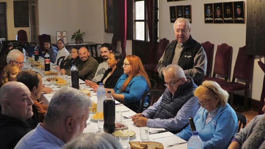 El obispo de Mallorca invita a comer a una treintena de personas vulnerables en el palacio episcopal