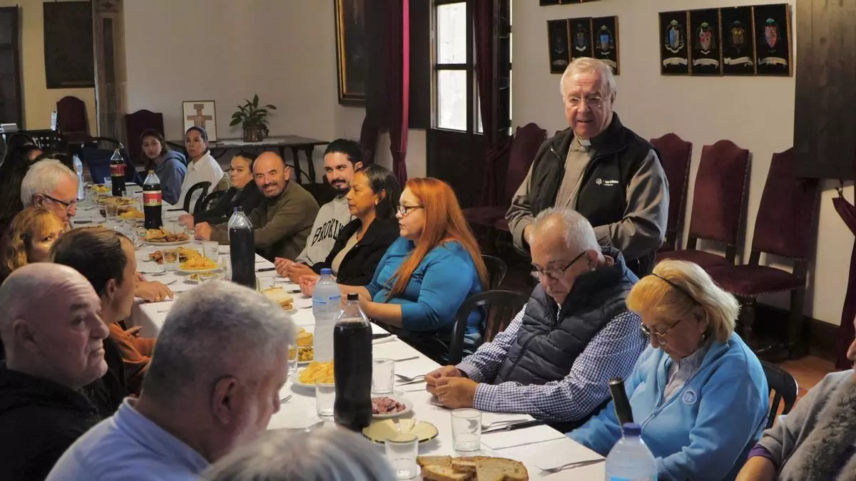 El obispo de Mallorca invita a comer a una treintena de personas vulnerables en el palacio episcopal