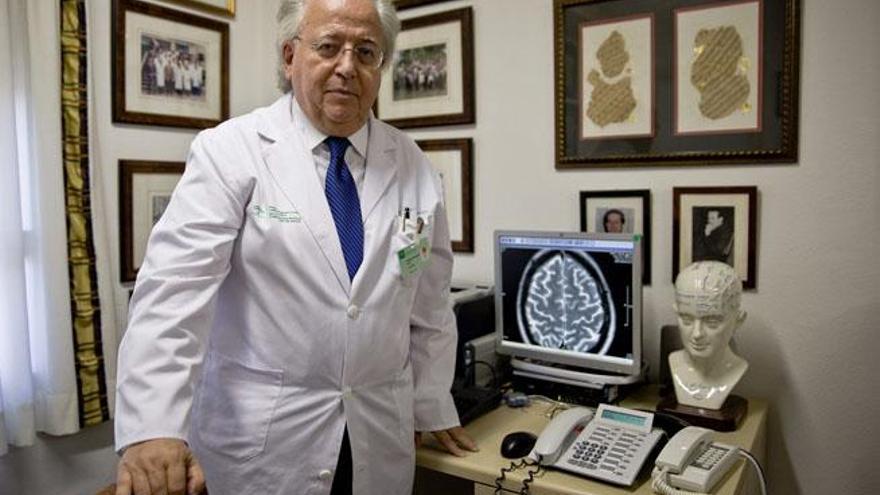 El jefe del Servicio de Neurología de los hospitales universitarios Regional y Clínico de Málaga, Óscar Fernández.