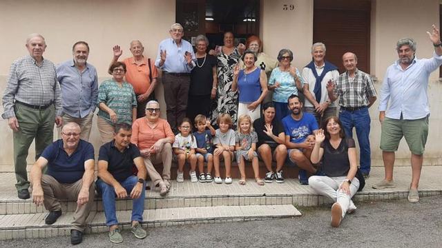 Sobre estas líneas, las propietarias, en el centro, rodeadas de vecinos de Tiñana para despedir a Casa Carlos. A la izquierda, Conchita Carbajal, Noelia García, sosteniendo la foto de los fundadores –Carlos Carbajal y Engracia Vigil– y Eloína Carbajal. | L. P.