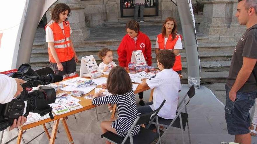 Voluntarios de Cruz Roja Ourense con niños. // Iñaki Osorio