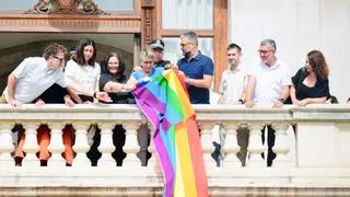 Compromís cuelga la bandera LGTBI del ayuntamiento y la Policía intenta evitarlo