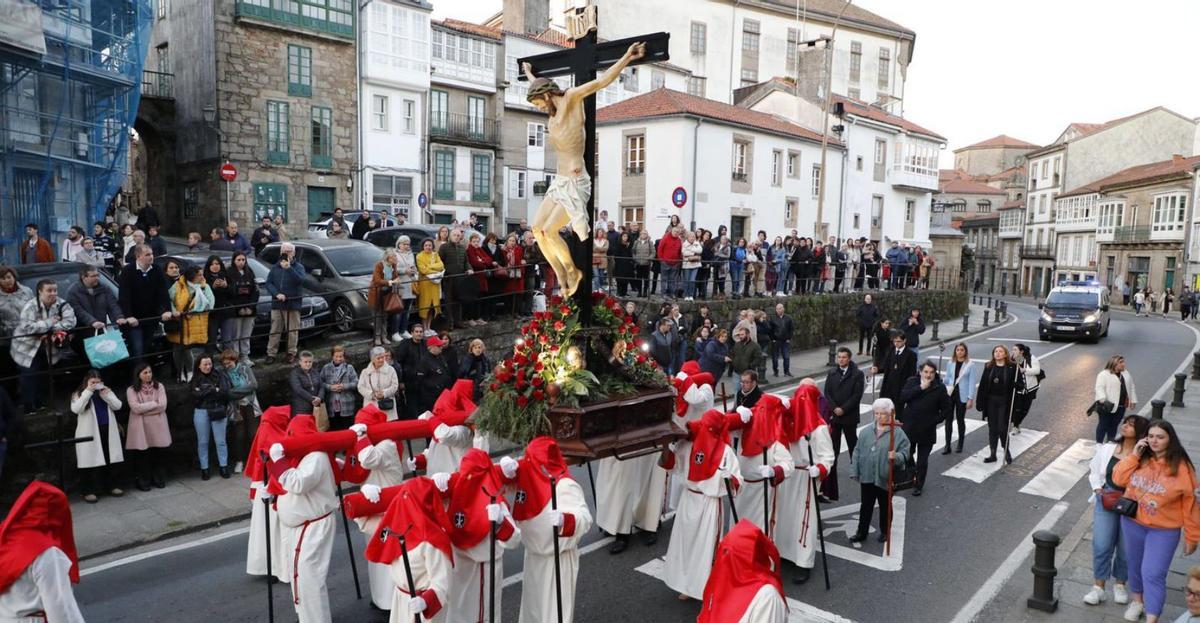 Numeroso público siguió de cerca la procesión del Santísimo Cristo de la Paciencia / antonio hernández