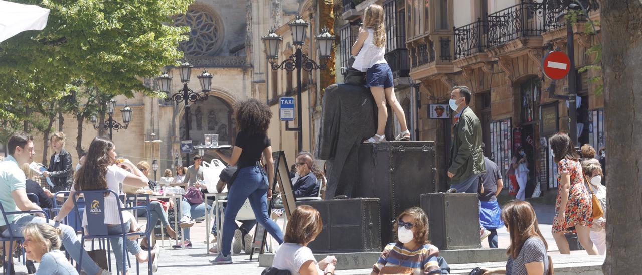 Ambiente turístico en el centro de Oviedo.