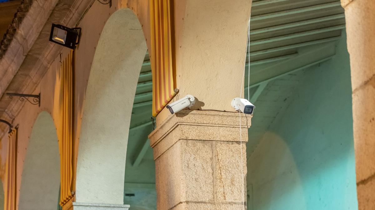 Dues de les 24 càmeres de videovigiància que ha instal·lat Santa Coloma