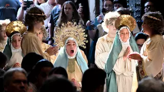 Elche vela a su patrona en la noche más multitudinaria e intensa