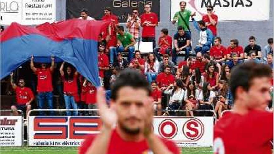 Coro, en primer terme, saluda la nombrosa afició que va anar a veure l&#039;Olot-l&#039;Hospitalet.