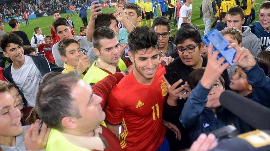 Asensio se abre paso en la invasión de campo  // R.V.