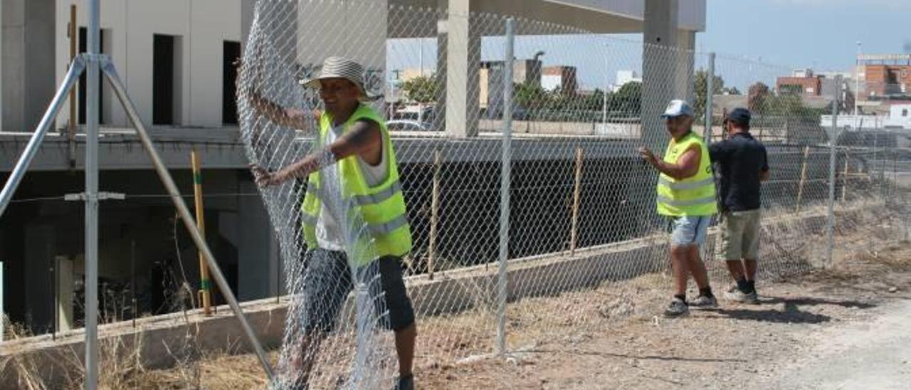 Sagunt dedica cerca de 50.000 euros a vallar y limpiar sus solares vacíos