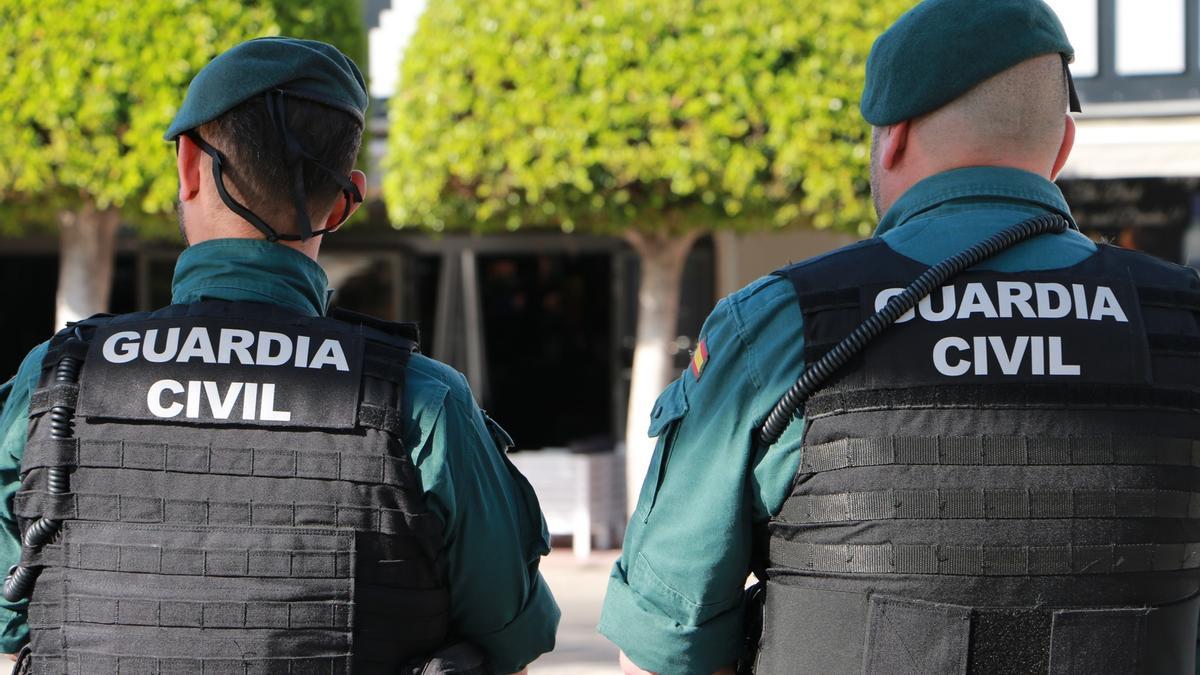 Dos agentes de la Guardia Civil de patrulla.