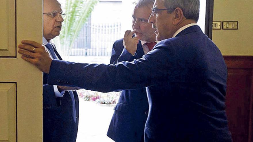 El presidente Ángel Víctor Torres, de frente entre Román Rodríguez (derecha) y Casimiro Curbelo en el Parlamento regional.