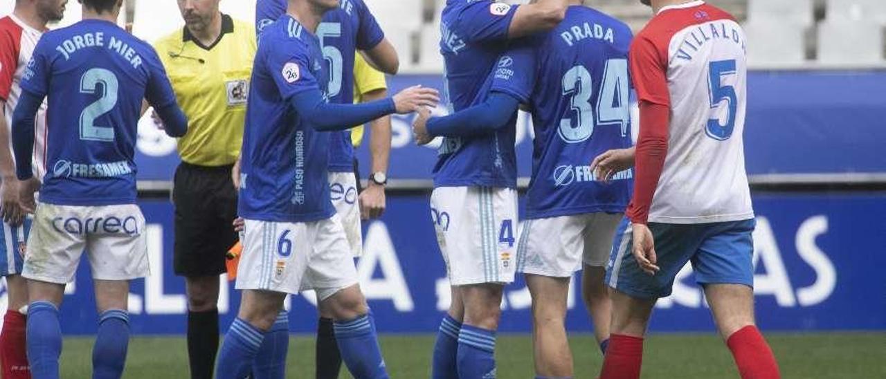 Los jugadores, al final del partido en el Tartiere.