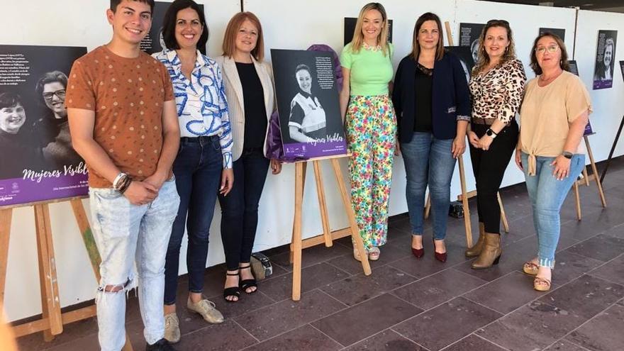 Laura Tejera, con camiseta verde, en la presentación de la muestra ‘Mujeres visibles’