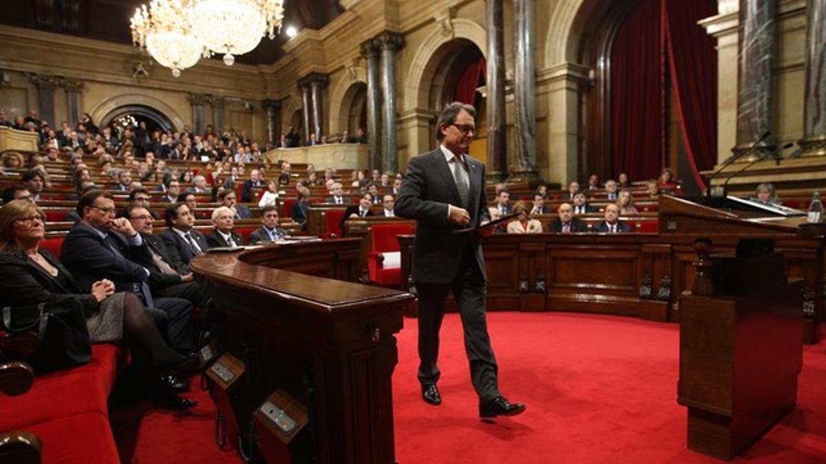 Artur Mas se dirige a la tribuna del Parlament durante el debate de investidura del 20 de diciembre del 2012.