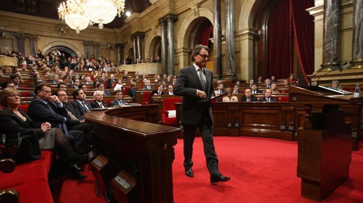 Artur Mas es dirigeix a la tribuna del Parlament durant el debat d’investidura del 20 de desembre del 2012.