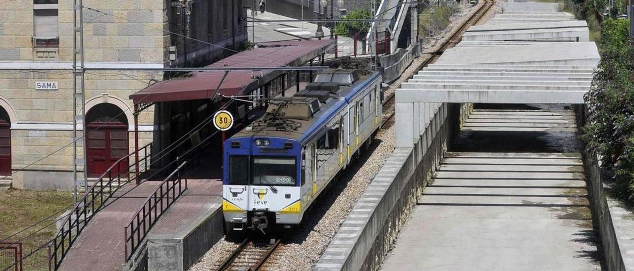 Un tren de la línea Gijón-Laviana, en la estación de Sama. | LNE