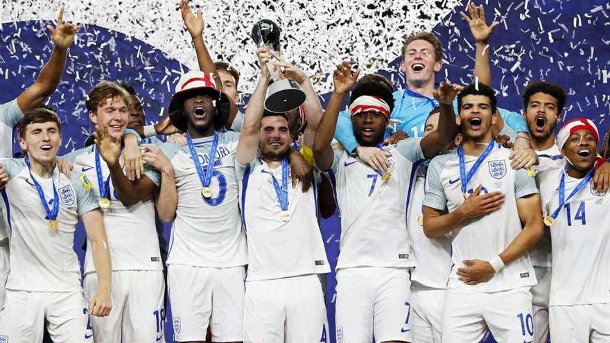 El capitán inglés Lewis Cook levanta junto a sus compañeros el trofeo de campeones del mundo. // Efe